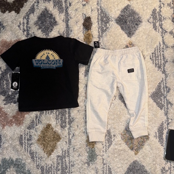 Volcom Set - Picture 7 of 8